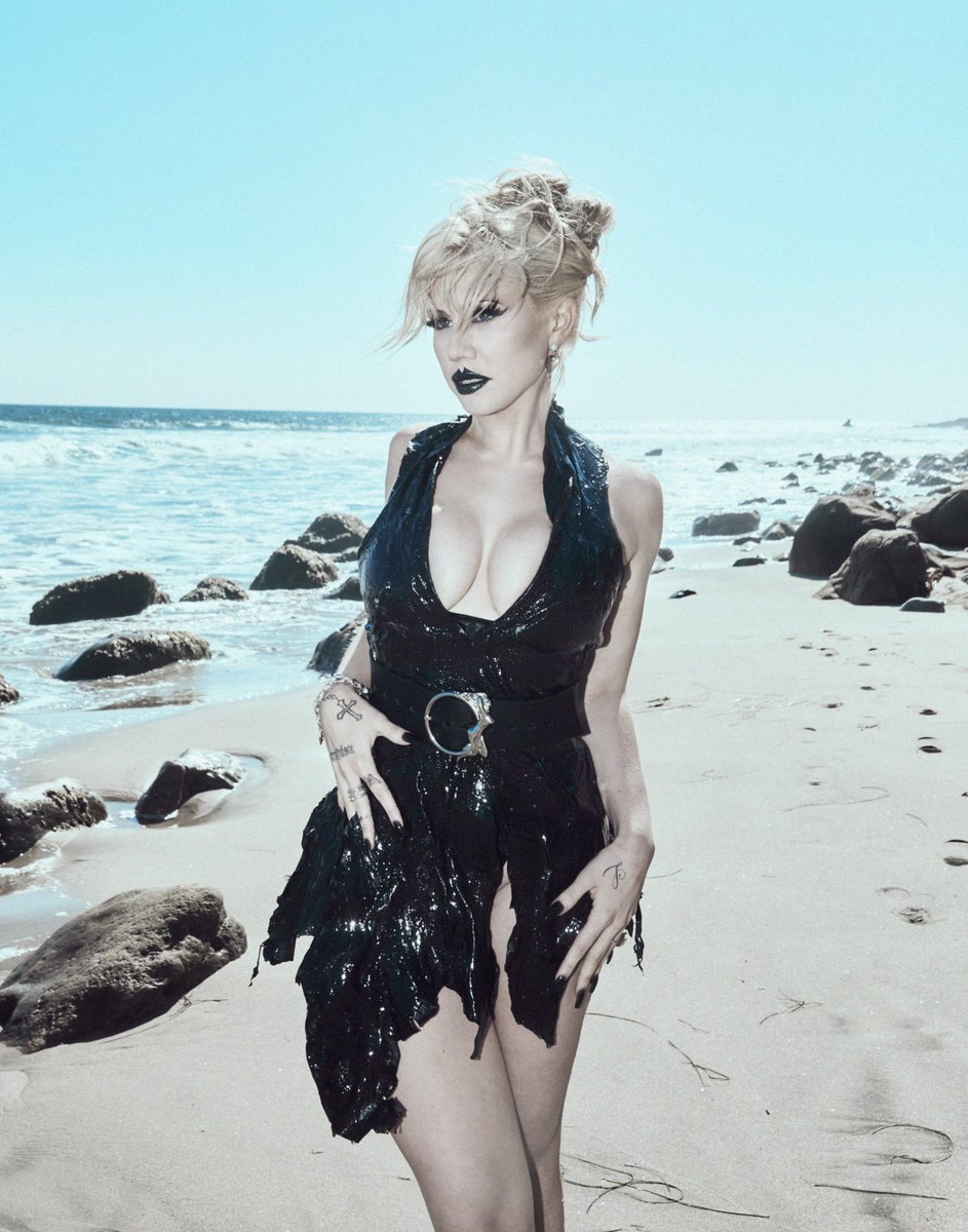 slayyyter's tweet photo. goth beach... me for @PolyesterZine ★ https://t.co/pcMFt9wku1