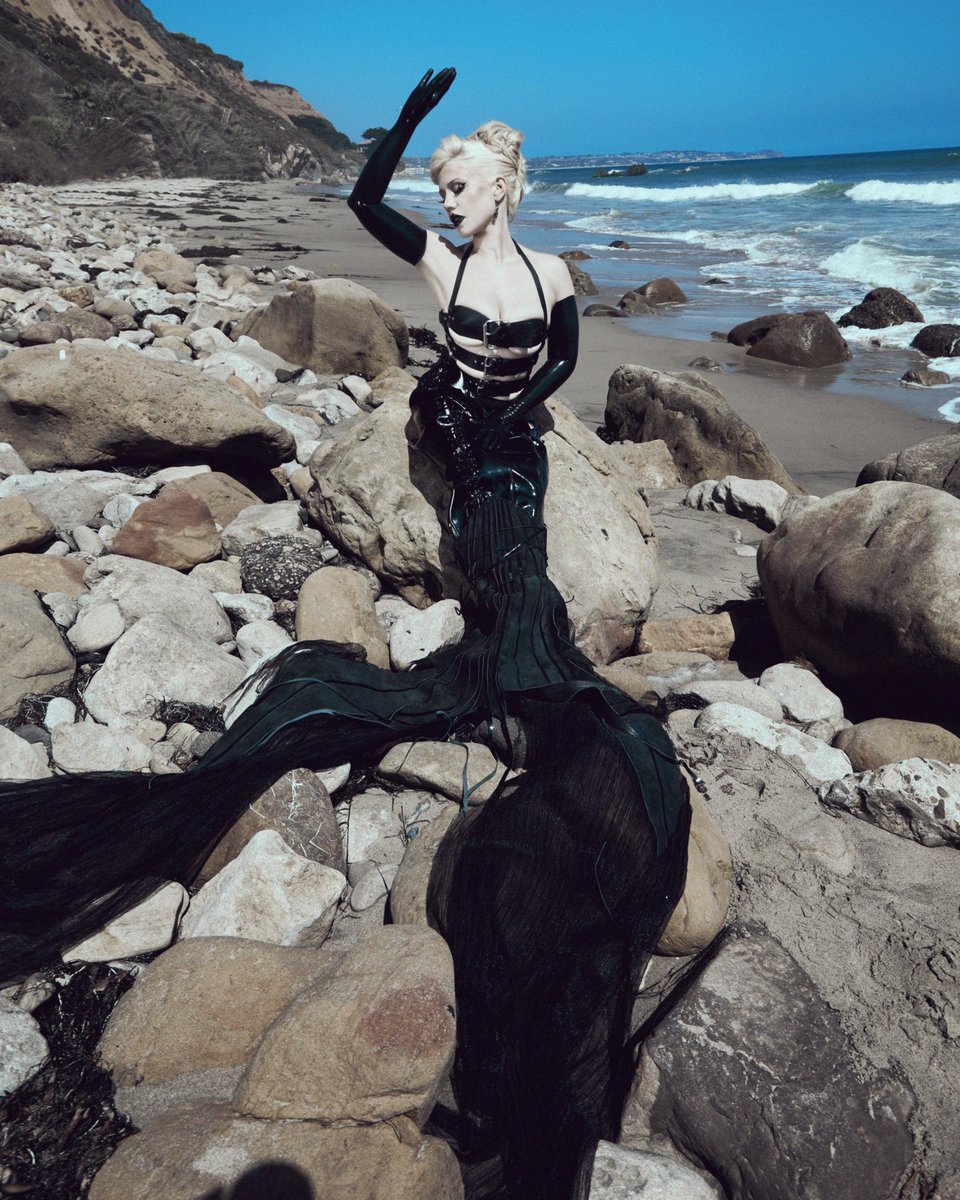 slayyyter's tweet photo. goth beach... me for @PolyesterZine ★ https://t.co/pcMFt9wku1