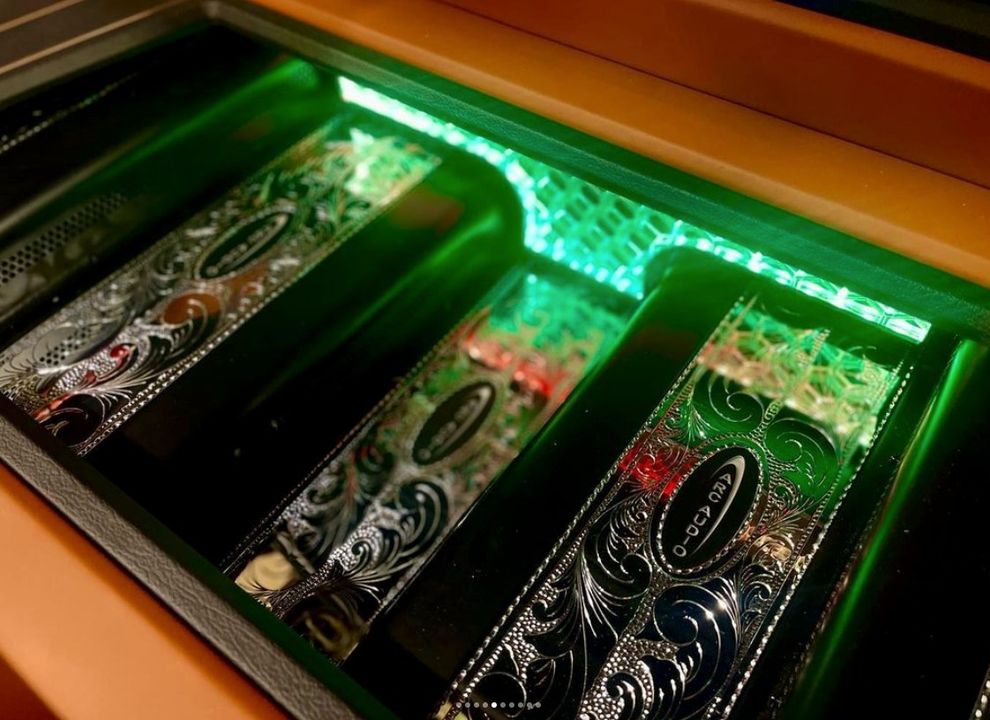 ArcAudio's tweet photo. The detail is amazing! Friday eye candy! Custom top covers on SE Amplifiers. 🍭 🍬 🍭 🍬
#eyecandy #arcaudio #caraudio #sqaudio #mobiletoys #showcar
📸 courtesy of @mobiletoysinc on IG https://t.co/nFeo4ZAUiN