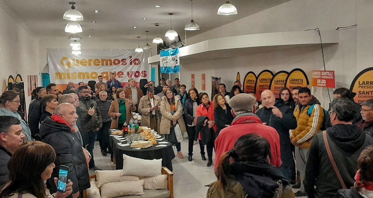 AndresDeLeo's tweet photo. Reunion de equipo para ratificar nuestra visión y compromiso con Bahía.

Este equipo cree en una idea que vamos a sostener y por la que vamos a seguir trabajando. Porque miles de bahienses votaron para que en Bahía haya cambios y nosotros vamos a defender ese mandato. https://t.co/PamNWn5tiK