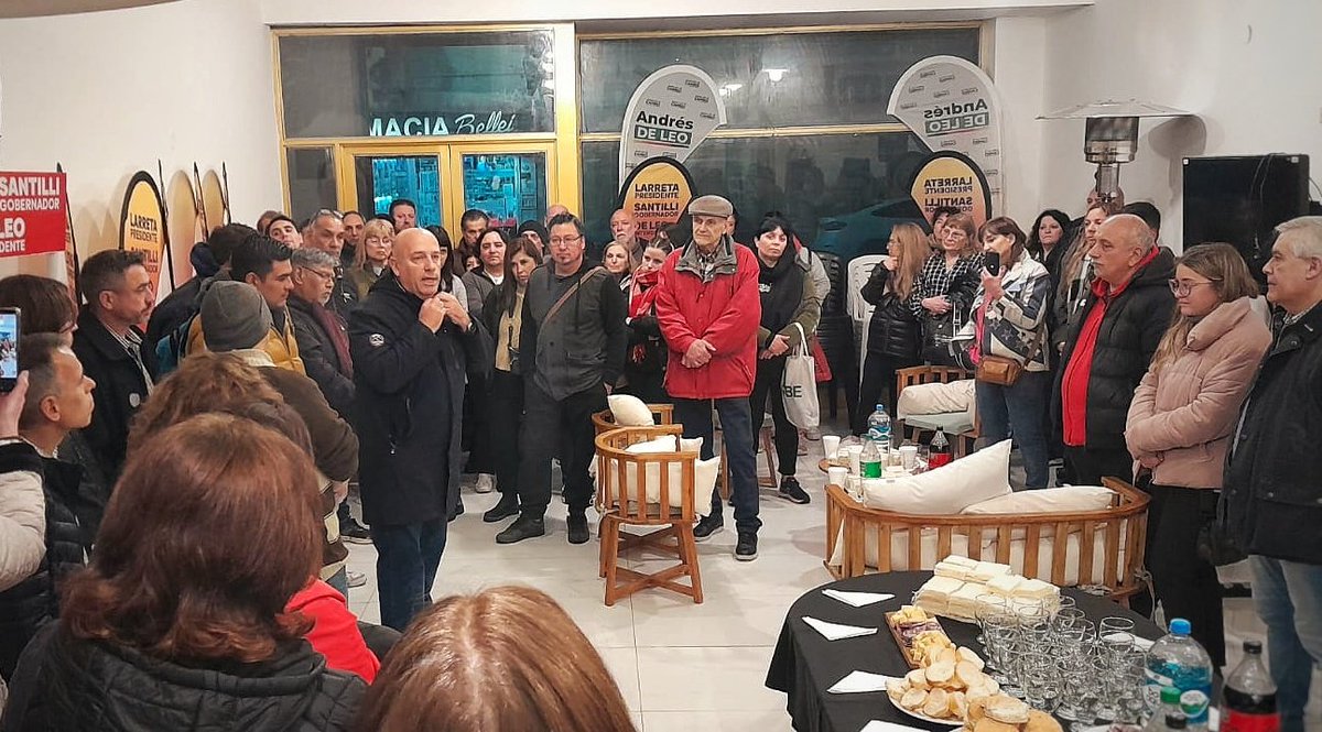 AndresDeLeo's tweet photo. Reunion de equipo para ratificar nuestra visión y compromiso con Bahía.

Este equipo cree en una idea que vamos a sostener y por la que vamos a seguir trabajando. Porque miles de bahienses votaron para que en Bahía haya cambios y nosotros vamos a defender ese mandato. https://t.co/PamNWn5tiK