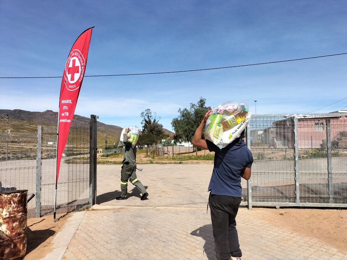 RedCross_Ncape's tweet image. We continue to respond to the needs of the most vulnerable in #Namakwa district. Today Distribution of food and hygiene hampers at #Spoegrevier l supported by @StandardBankZA
