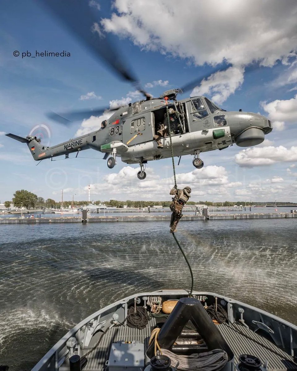 JUSTHELICOPTERS's tweet photo. Repost from @pb_helimedia 

Westland Lynx Mk.88 of the German Navy during fast roping of special forces onto the naval tug Langeness in the naval harbor - Warnemünde / Hoh 

#sealynx #mk88a #leonardohelicopters #militaryhelicopter #helicopter #pilot #helicopterpilot #rotorpro https://t.co/aaf2mTwgyP
