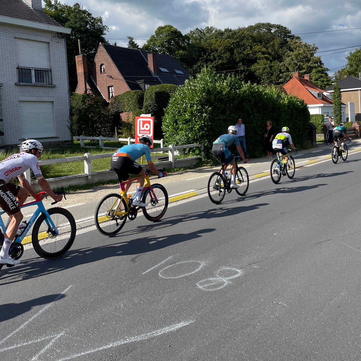 Na een bijzonder snelle, spannende en héérlijke zonnige @Heusdenkoers 2023 pakte de super sympathieke @Harrytanfield94 van @TourDeTietema zowaar voor onze neus zijn eerste wereldtitel! #vipdorpwouterweylandt #heusdenkoers See ya next year Champ 🏆