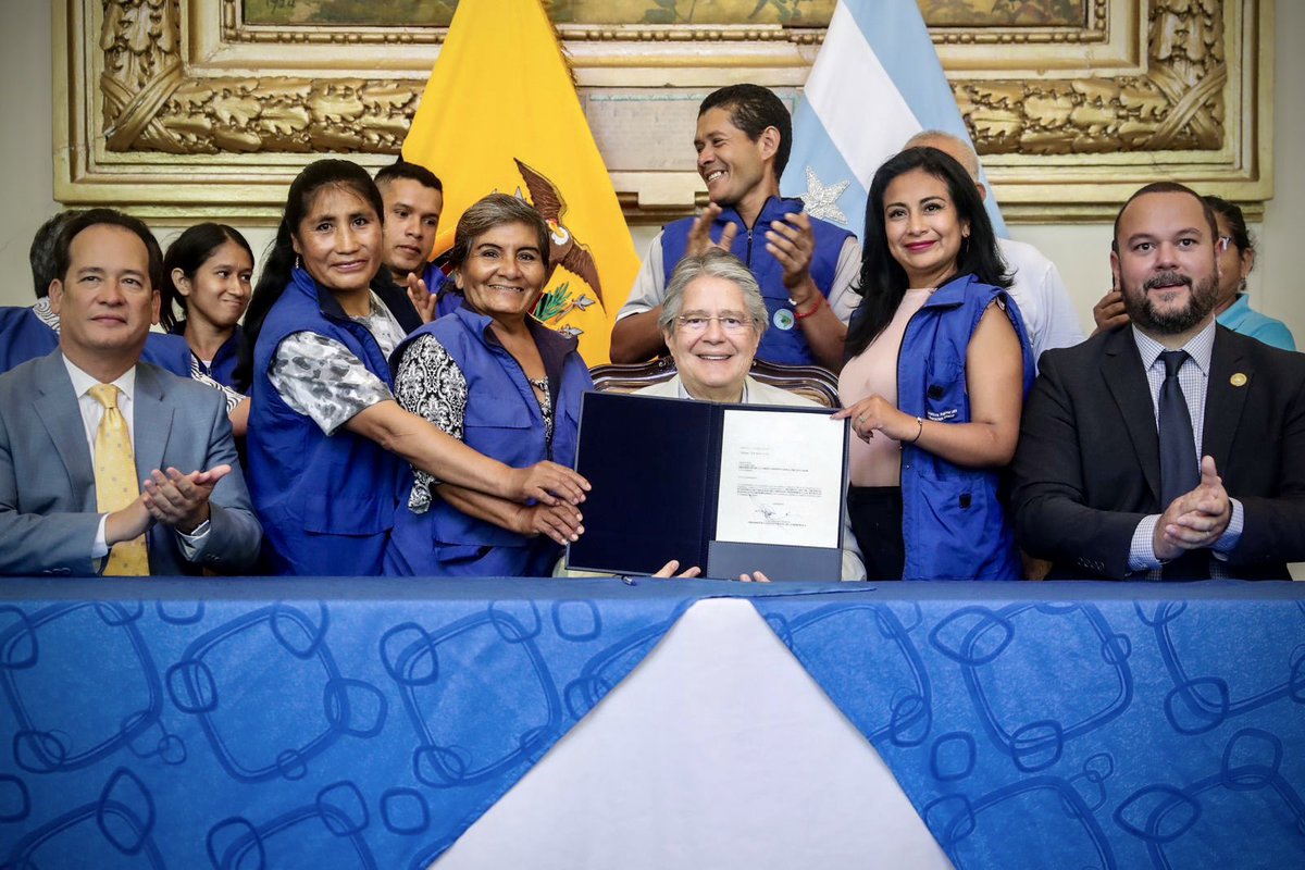LassoGuillermo's tweet photo. Hoy, firmé el Decreto de Urgencia Económica, correspondiente a la “Ley de Creación del Impuesto Redimible a las Botellas Plásticas no Retornables”, rodeado de mis amigas Elvia y Juanita, representantes de más de 20.000 recicladores a quienes conozco desde mi campaña electoral.

Les prometí que nuestro gobierno lograría visibilizar y valorar la labor de miles de recicladores, mejorar su economía con ingresos justos y, como lo logramos hoy, que sean reconocidos como gestores ambientales.

Me da mucha alegría firmar este Decreto Ley que establece que por cada botella plástica pet, no retornable, se aplicará el impuesto de dos centavos de dólar. Este valor se devolverá en su totalidad, únicamente, a quien sea considerado reciclador, transformador, conforme lo disponga la certificación emitida, en conjunto, entre los entes rectores de la producción y materia ambiental.

Confiamos en que la Corte Constitucional valore la importancia de esta iniciativa legal que va a impactar favorablemente en la economía de miles de ciudadanos en todo el país, impulsar una sociedad verde, más consciente de la protección ambiental; y, sobre todo, que cumple con la sentencia de la propia Corte, Nro.58-11-1N/22.

#NuestroTrabajoContinúa