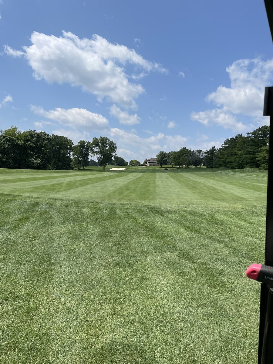 conley_eric's tweet photo. Laser Show on this beautiful Friday!
This time of year, the turf team is lean but remains strong!⛳️😎💪
#TGIF https://t.co/hhkr1Gs39A