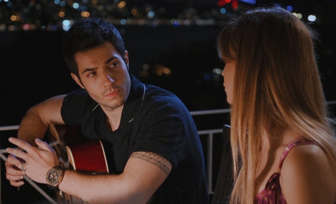 "Sende benim kadar gerçekleri görüyorsun.
Beraber olamayız benim gibi biliyorsun.
Bir başka dünyanın insanısın yavrucağım.
Sen kendi dünyanın toprağında büyüyorsun..."
#YazMur #YazŞarkısı