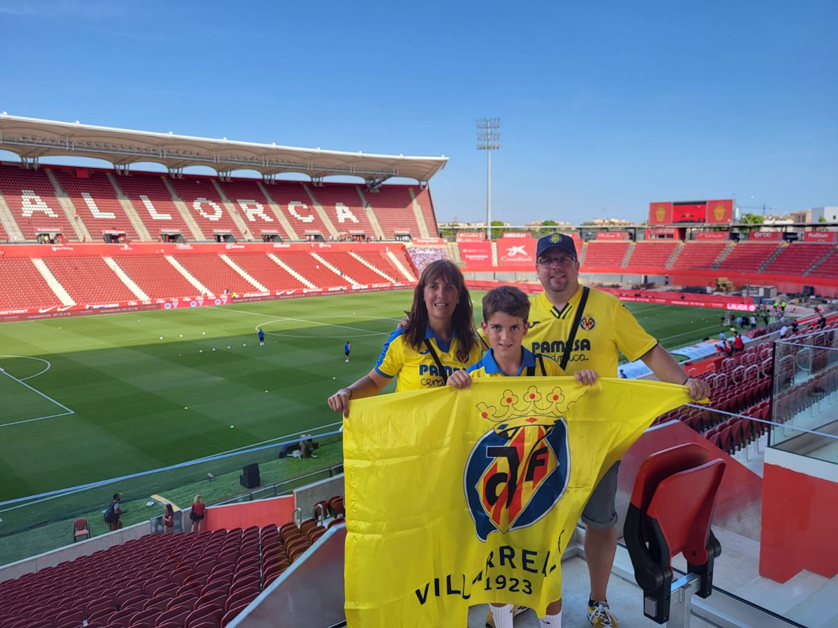 APVillarrealCF's tweet photo. Endavant, a triomfar, a guanyar @VillarrealCF !! 💛

👪 @PenyaSubmari https://t.co/WXkjONHgod