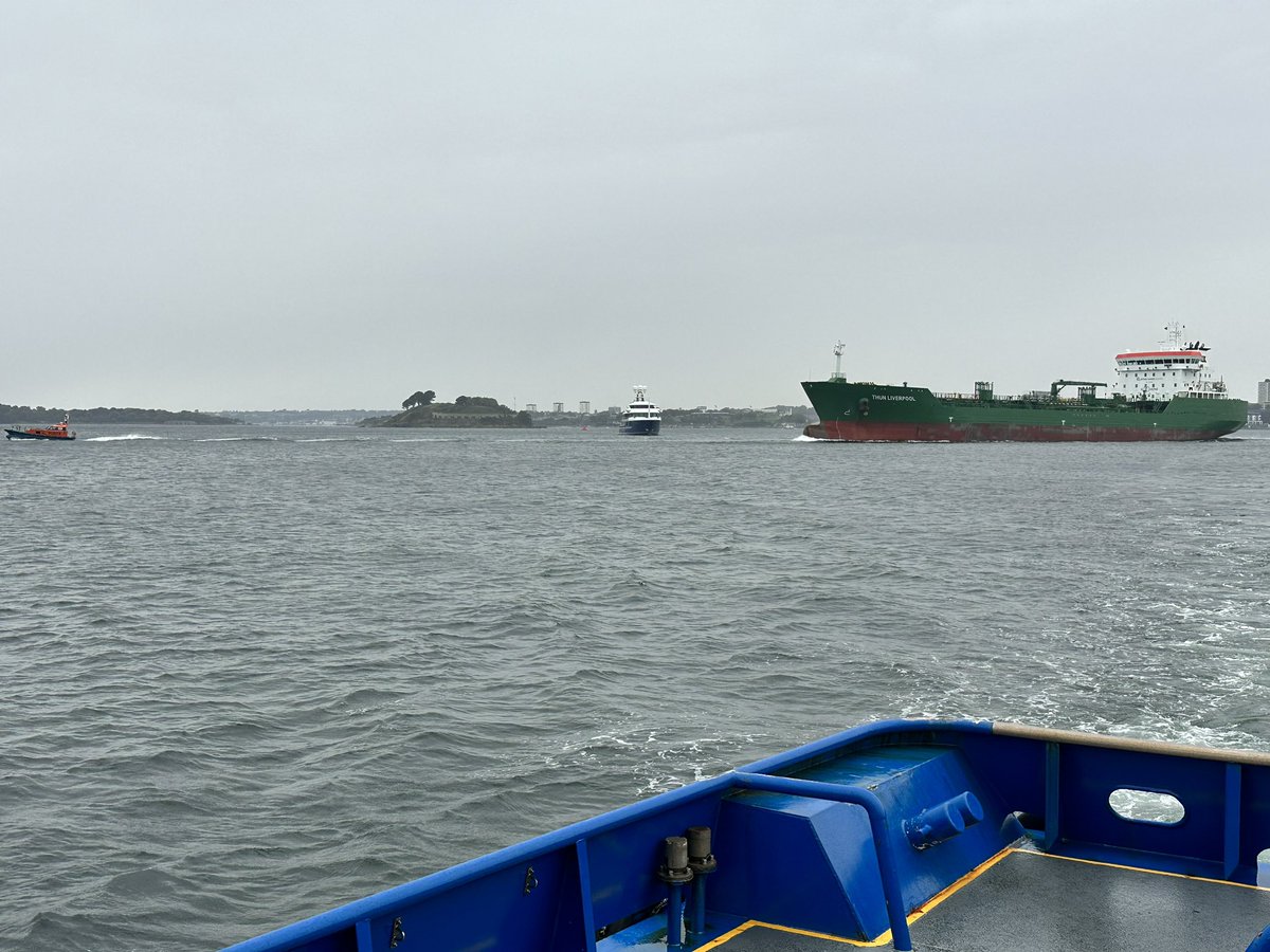 Don’t see that everyday a tanker a super yacht and the pilot boat all in one picture #lifeonthewater #workingonthewater