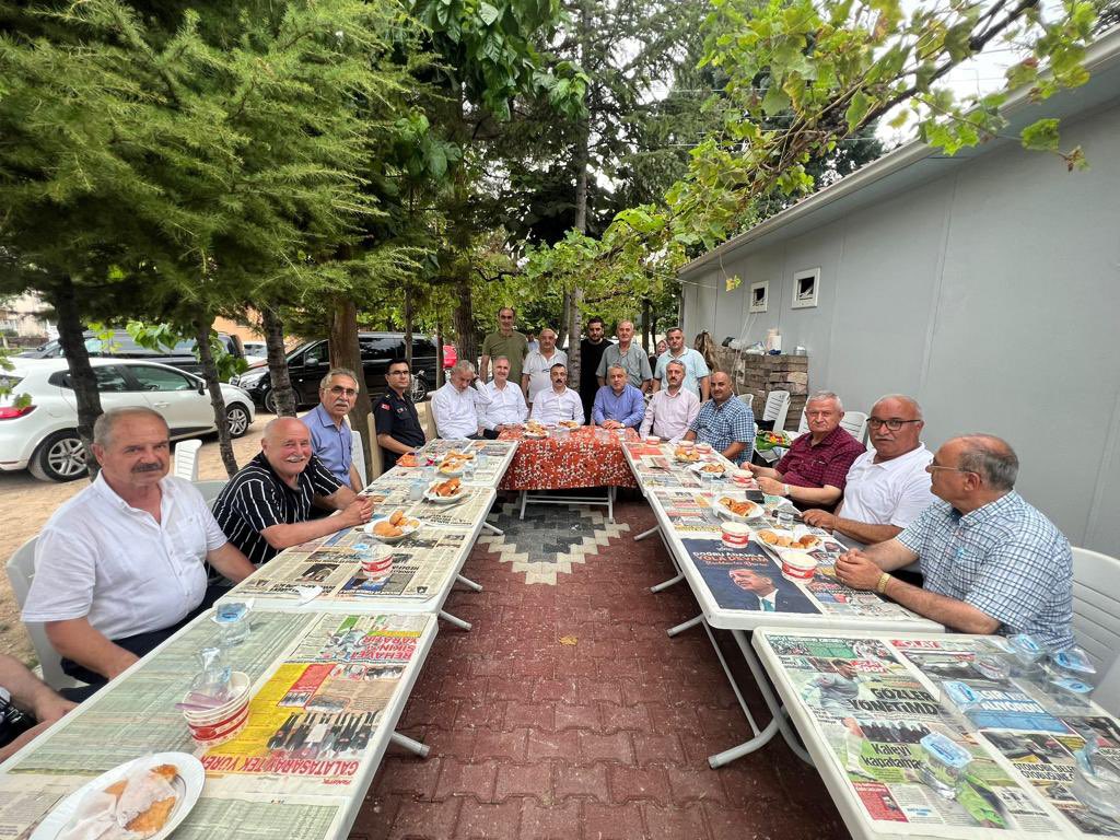 __erenarslan's tweet photo. Allah kabul etsin niyetlerinizi…

Turgutalp Mahalle Muhtarlığımız tarafından düzenlenen #aşure ikramına katıldık.

Bereketli olsun inşallah. https://t.co/Q3cmCpO9EM