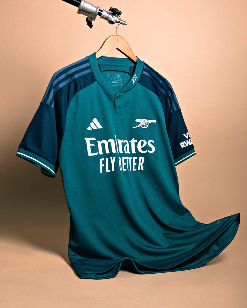 CuriosidadesPRL's tweet photo. Novo terceiro uniforme do Arsenal. https://t.co/lKab2RTXyP