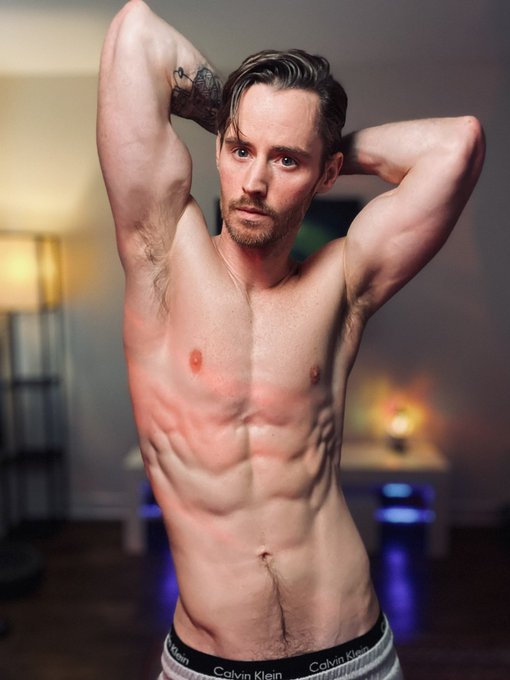 Who needs a pillow when you have my armpits. 😋 https://t.co/WmDoERgSwL