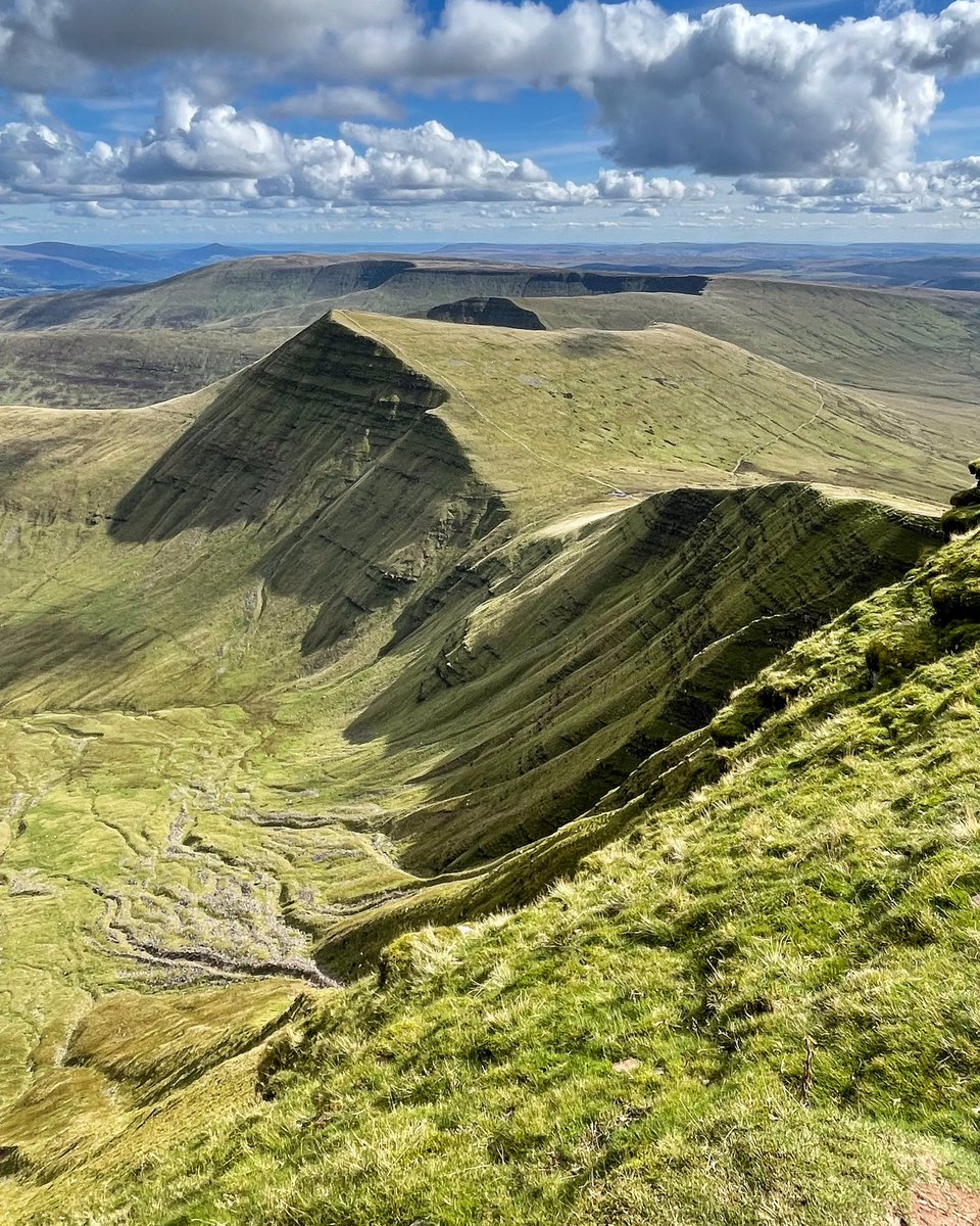 The stunning view of Cribyn from Pen y Fan, whilst doing a fantastic route on the Beacons Horseshoe. 😍🏴󠁧󠁢󠁷󠁬󠁳󠁿

#brecon #breconbeacons #bannaubrycheiniog #penyfan #cribyn #breconshorseshoe #southwales #wales #visitwales #hiking #adventure