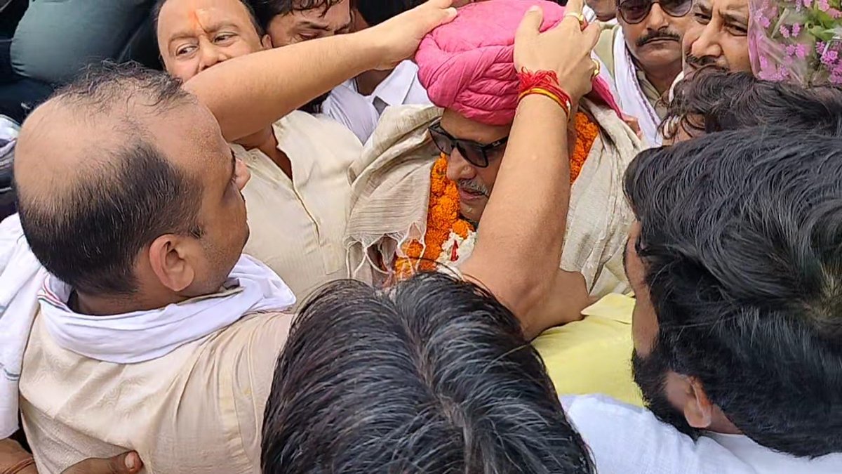 I_ManishINC's tweet photo. प्रदेश अध्यक्ष बनने के बाद प्रथम काशी आगमन पर बड़े भाई म���ननीय अजय राय जी को साफा पहनाकर एयरपोर्ट पर स्वागत करते हुए !! https://t.co/gcYUbepwr2