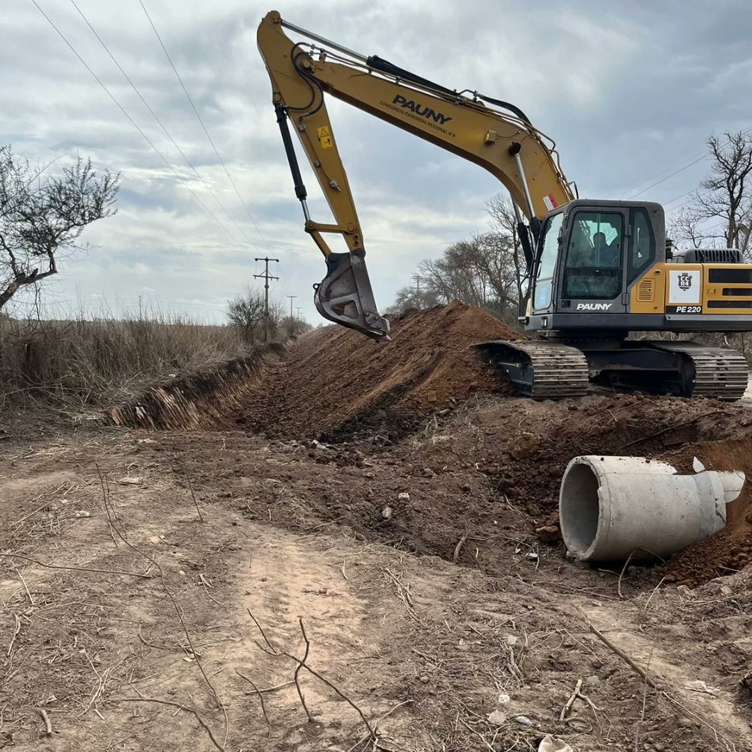 Accpcba's tweet photo. 🚧1,5 km de Alteo🚧

La Regional N°4, con su retroexcavadora, trabaja en conjunto con el Consorcio Caminero N°35, Monte Cristo, sobre el trayecto S425 (camino a El Carmen)

#consorcioscamineroscordoba #CaminosRurales #alteos https://t.co/GsBXeAeYDa