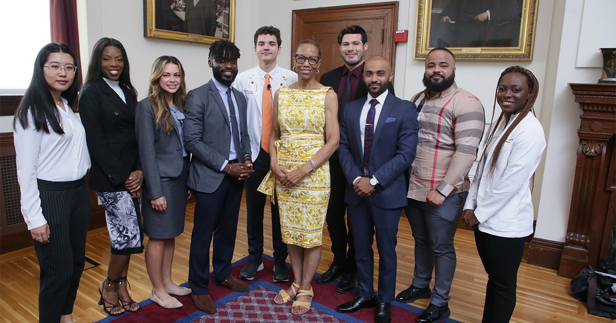 Congratulations to our 2023 Visiting Research Internship program graduates who recently presented their innovative summer research projects at @HarvardMed. 🎉 Pictured with students: Dean Joan Reede. #DiversityInclusion @Hiranirahim1 @Jannah_kay <a href="/lashawnp22/">Lashawn Peña</a> <a href="/agonarche/">veal</a>
