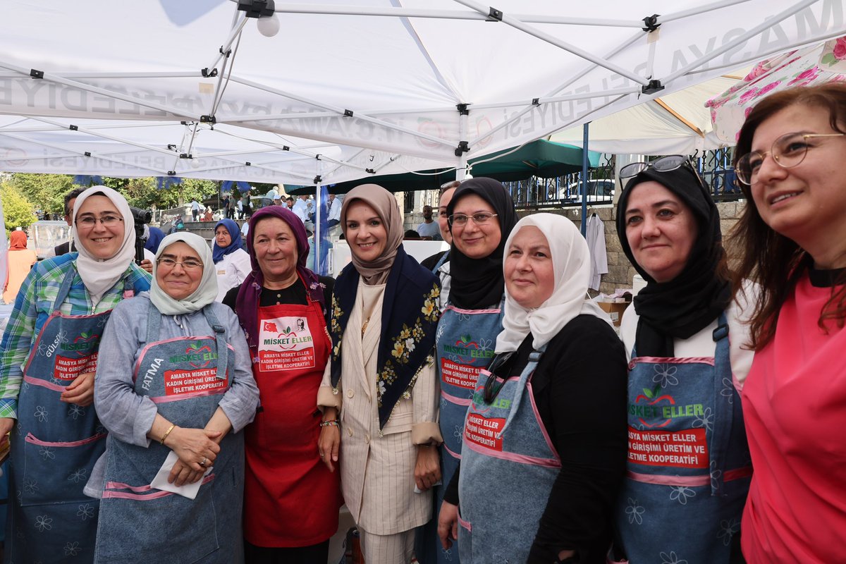 MahinurOzdemir's tweet photo. Amasya'da kadın kooperatiflerimizin standlarında el emeği göz nuru çalışmaları inceledik.

Ülkemizi hedeflerine taşıyacak en önemli güç, üreten kadınların girişimci ruhu olacak. Ellerinize emeklerinize sağlık. https://t.co/QMdFe1piOR