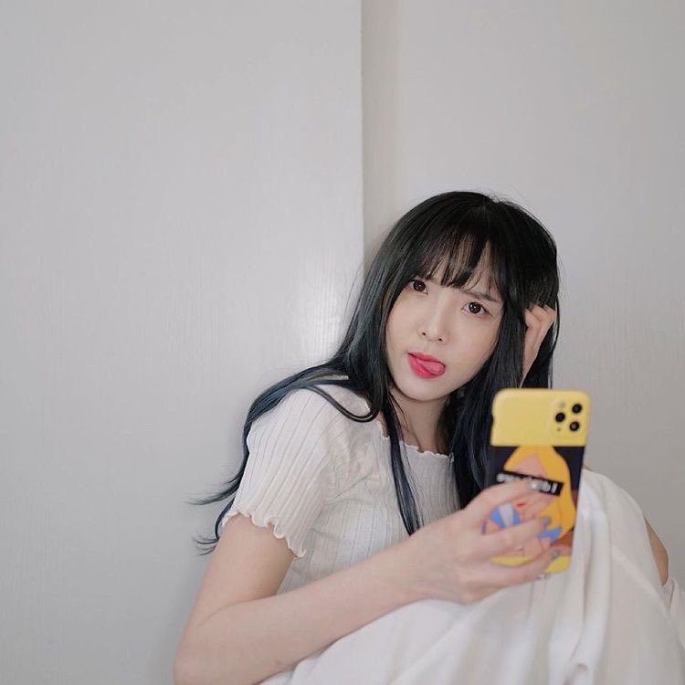 สิ่งที่รัสปูสงสัย
: ใครมันจะโง่ลืมโทรศัพท์ไว้ในรถหวะ

สิ่งที่เชอริเป็น
: โทรศัพท์หายไปไหน อ่อ อยู่ในรถ 😅
เป็นคนขับ คนเปิดเพลง แต่ลืมโทรศัพท์ทุกที