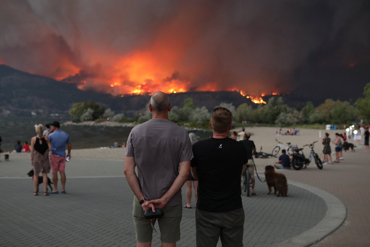 aaron_hemens's tweet photo. The McDougall Creek wildfire burning above West Kelowna, B.C., last night, as seen from the shores of downtown Kelowna, 📸 for @globeandmail .

As of Friday morning, the fire is measured at 6,800 Hectares. Thousands are on evacuation alert with hundreds more on evac order. https://t.co/NymUtaYnaF