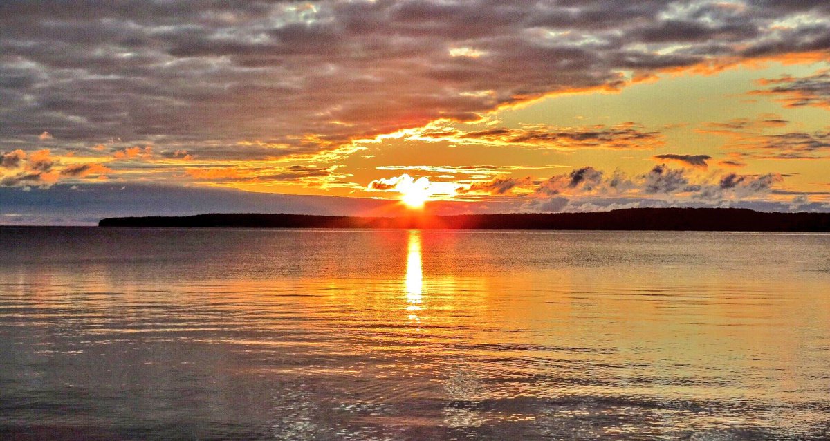 MitchandMarcy's tweet photo. @clicks1222 We do love a summer #sunset in #PureMichigan. A soothing setting sun over the Bay we can watch over and again. 
🌅📸 #mitchandmarcyphotos

#KeepingItFresh #goldensunset  
#GrandTraverseBay #sunsetphotography https://t.co/Gq6a0a1MdJ