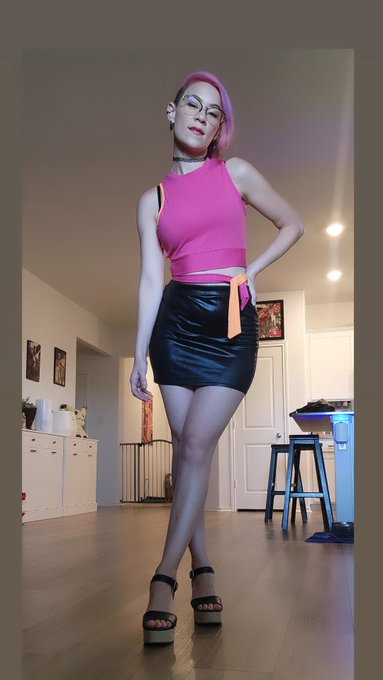 Got my hair recolored and a cute new top,  you like? https://t.co/T56hFoHwWS<a href="/tag/pride"class="tags"><span>#pride</span></a>