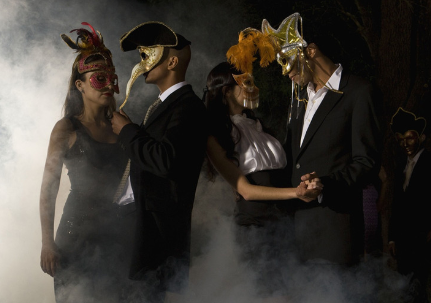 Op 25 oktober 2023 opent graaf Van Duister voor het allereerst de poorten van zijn slot. Een walkthrough theatre experience, op verschillende locaties van Kasteel <a href="/duivenvoorde/">Duivenvoorde</a> en het bijbehorende landgoed. Tickets: link in bio. . . . #duivenvoorde #halloween #vtme #voorschoten