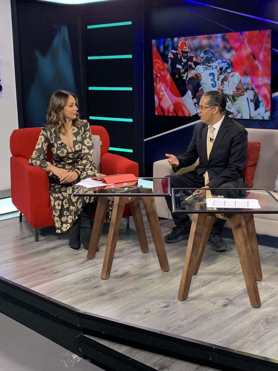 Cleriga's tweet photo. Peloteando con 🏈
#ConTocho en @ClaroSports @ClaroVideoMx
Arrancó la semana dos de la pretemporada de la #NFL platicamos aquí con @JACKIE_FELIX y @Jorgecocoa
#GamePlan 🏈🔥 además el Clásico Regio @BorregosMty Vs @UANL_Autenticos rumbo al 8 de septiembre en Houston, Texas https://t.co/998es7SzgP