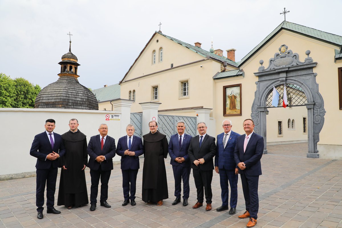 kultura_gov_pl's tweet photo. #TydzieńDlaKultury | 14-20.08
✅konferencja dot. przyszłości @PANMuzeumZiemi @PAN_akademia @muzeumtechniki
✅konferencja „Chopin i jego Europa” @ChopinInstitute
✅przekazanie działki na budowę sali koncertowej w #Krzeszowice
✅wizyta w Klasztorze Karmelitów Bosych w #Czerna https://t.co/hDrkM5VmiN