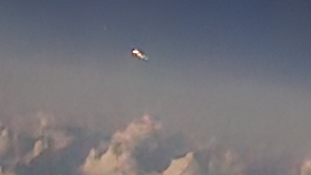 uncertainvector's tweet image. Pictures of same incident: