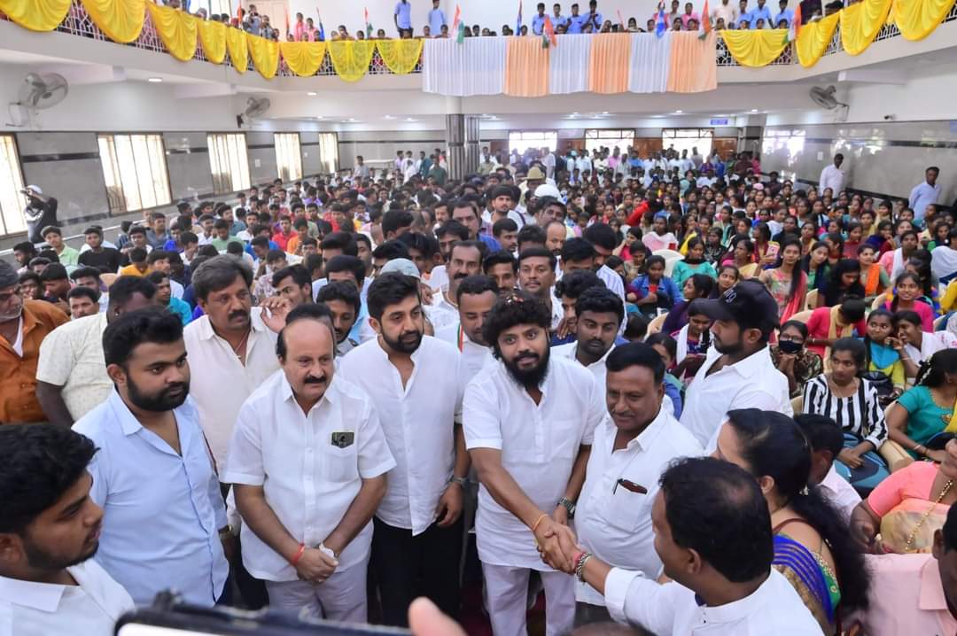 SantoshSkamble5's tweet photo. @IYC ನ ರಾಷ್ಟ್ರೀಯ ಪ್ರಧಾನ ಕಾರ್ಯದರ್ಶಿಗಳಾದ ಸನ್ಮಾನ್ಯ ಶ್ರೀ @RakshaRamaiah ರವರು ಇಂದು ಚಿಕ್ಕಬಳ್ಳಾಪುರದ ಒಕ್ಕಲಿಗರ ಕಲ್ಯಾಣ ಮಂಟಪದಲ್ಲಿ ನಡೆದ "ಯುವ ಸಂವಾದ ಮತ್ತು ಪ್ರತಿಭಾ ಪುರಸ್ಕಾರ"ದಲ್ಲಿ ಪಾಲ್ಗೊಂಡು, ಜ್ಯೋತಿ ಬೆಳಗಿಸುವುದರ ಮೂಲಕ ಕಾರ್ಯಕ್ರಮಕ್ಕೆ ಚಾಲನೆ ನೀಡಿದರು.

#PehlaVote
#Yuvamatha 
#RakshaRamaiah https://t.co/SqGdPRR8tf
