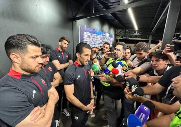 ali_reza_58's tweet photo. دامینوی مصاحبه‌های اعتراضی
صدای مظلومیت واقعی از یحیی شروع شد به پیروانی و بازیکنا رسید و حالا مدیر عامل پرسپولیس رسما پرده از روی فوتبال زشت و سیاست‌زده‌ی ایران برداشته، جایی که به زور اسپانسر رو وادار به قراداد بستن با تیم حکومتی میکنن... https://t.co/KlFlUwNoyP