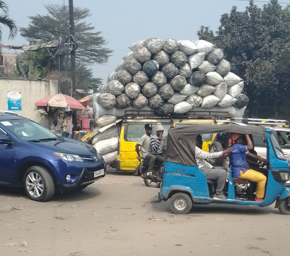 #RDC:ville y'a papa @NgobilaM trop de laisseraller.
Mutuka oyo n'a ba charge y'a makala ekufi en route enplus eza n'a sens unique.

Dans un pays sérieux,ces véhicules transportant des marchandises doivent rouler après 20h; source des embouteillages !
Ti boko yoka🇨🇩🇨🇩🇨🇩🇨🇩🇨🇩🇨🇩