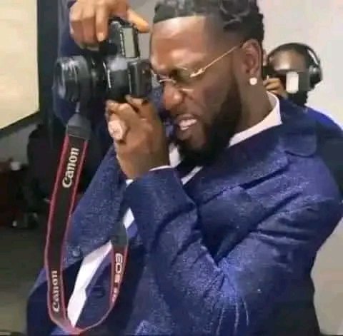 BlaqqKingston's tweet photo. *Me minding my business at an event*

Photographer from nowhere:👇🤧 https://t.co/Wxsn50A3Rb