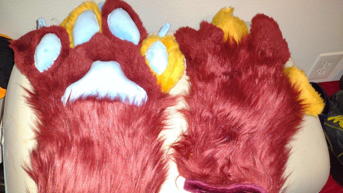 EeveeDream's tweet photo. Urgent s@le! Se/lling a lion headbase I made, plus my mini partial Ba'hamel &amp; hand paws that are partially done. Ven/mo, PP, and 💰app accepted. Ship sep. #FursuitFriday

Headbase, lined: $150
Paws, unlined with claws: $150
Ba'hamel: $200, fits up to 22" w/ handpaws and nub tail https://t.co/hdRNY5DCCo