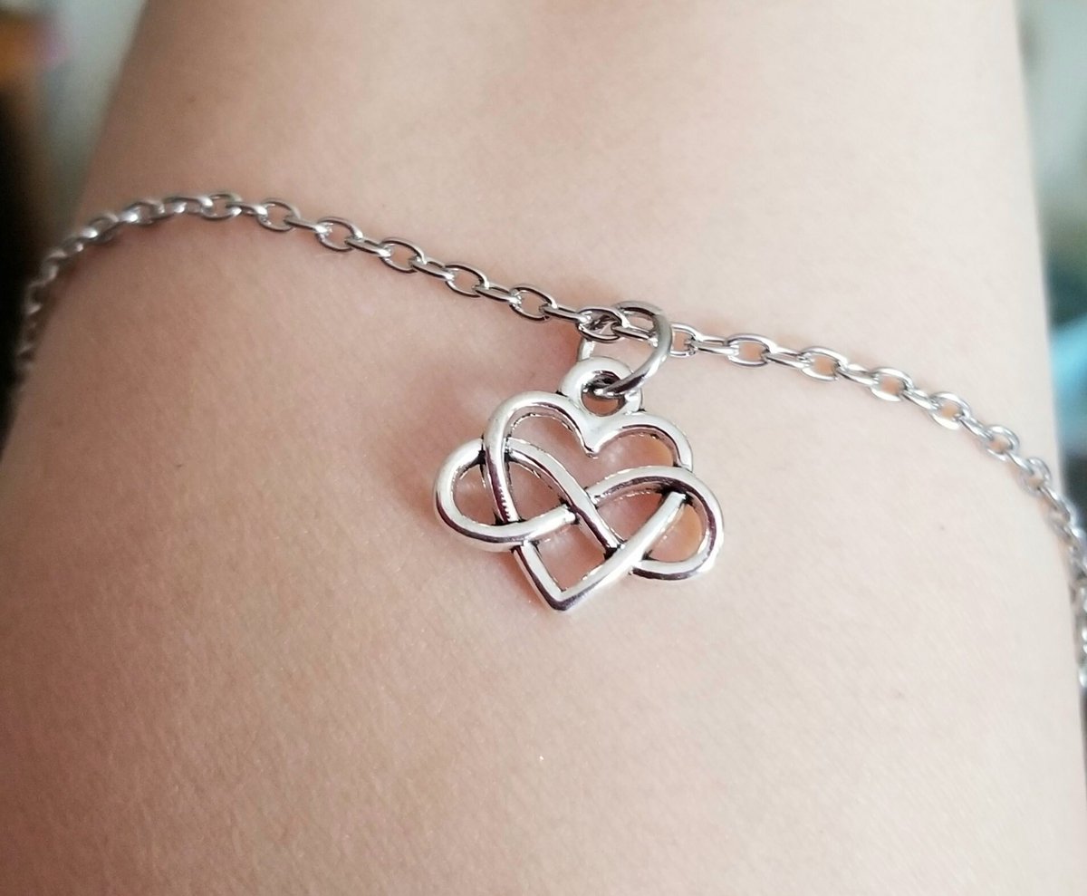 TrendingNowGift's tweet photo. Silver Anklet, Infinity Heart Anklet, Anklets for Women #anklet #anklets #ankletlover #anklebracelet #anklebracelets #heart #infinity #infinityheart #giftsforher #fashion #style #womensfashion #handmadejewelry #Etsy #shoponline
https://t.co/UZHFIYQGcH via @Etsy https://t.co/VZActeVO8O