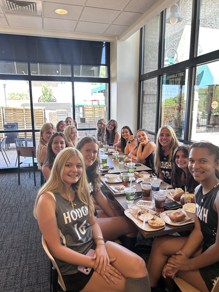 Team Bonding breakfast after pictures. Family eats together. 🥞 🏑❤️#thehoughway #hfhc