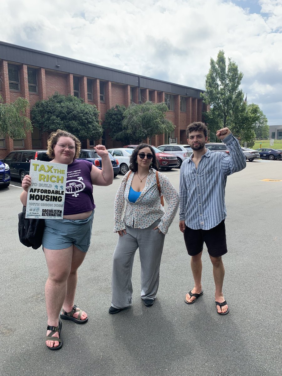 nctriangle_salt's tweet photo. Yesterday SA members were tabling at the Durham Tech Campus to talk to students about building a new party to fight for things like rent control and a socialist green new deal. We will be back next week for fall fest! https://t.co/aUeo9E2P5a