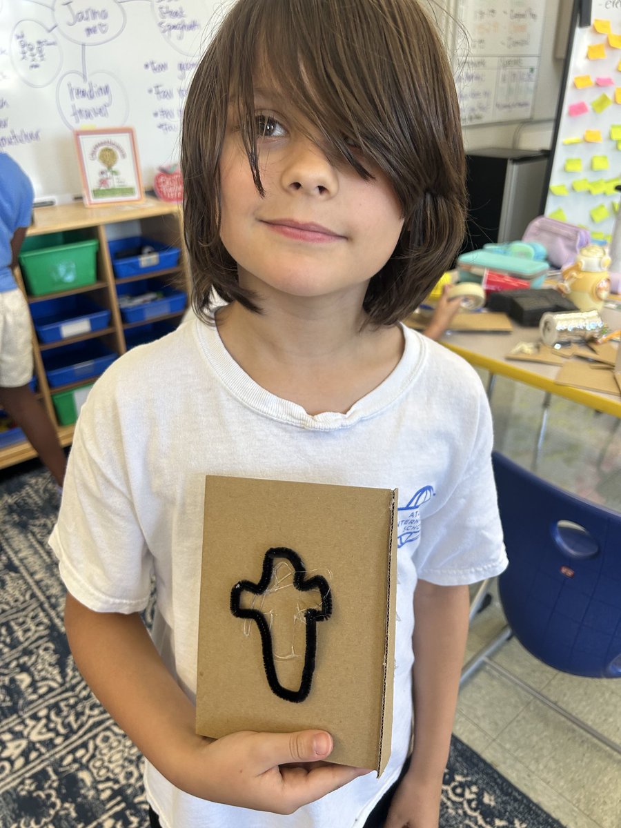 atlantaSTEAM's tweet image. make something that represents you in some way #makercenteredlearning #prototyping #upcycling #joyoflearning #aisSTEAM #AISinnovators ⁦@AISLearns⁩ ⁦@mareenakohtala⁩