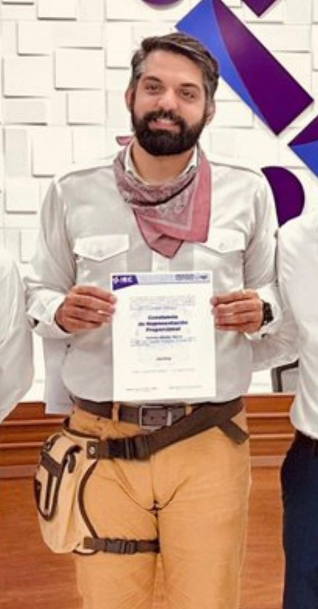 Oiga Tontolinni es cierto que usted atacaba con rabia a los Plurinominales pero que terminó siendo uno de ellos???

¿Donde quedan las convicciones de la transformación pues? Primero están ustedes y sus tranzas que sus ideologías.

Yo titularía la foto:

El arte de comer 💩 sin