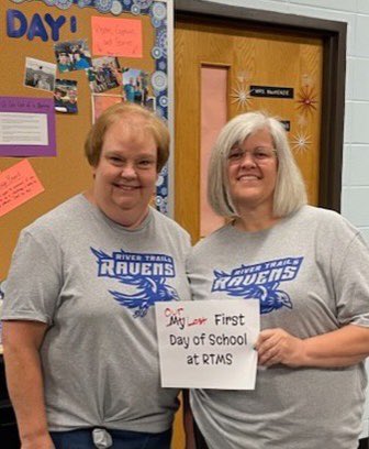 D214MKM's tweet photo. First day of school…and everyone is smiling!! #rtmssparks https://t.co/Eagc6did0C