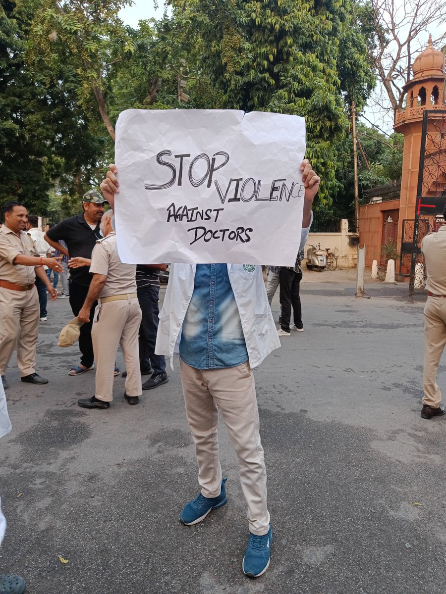 s65273120's tweet photo. "Joined the protest march at JNMC, AMU to stand against the mistreatment of doctors by an attendant. Doctors united for justice, marching from college to Bab-e-Sayyad. Our voices are loud, demanding change. #JusticeFordoctors #MedicalCommunityUnity π₯β #AMUProtest
#MedTwitter https://t.co/EA6uteoh7o