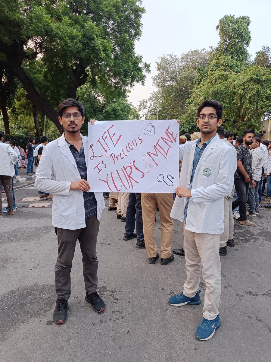 s65273120's tweet photo. "Joined the protest march at JNMC, AMU to stand against the mistreatment of doctors by an attendant. Doctors united for justice, marching from college to Bab-e-Sayyad. Our voices are loud, demanding change. #JusticeFordoctors #MedicalCommunityUnity π₯β #AMUProtest
#MedTwitter https://t.co/EA6uteoh7o