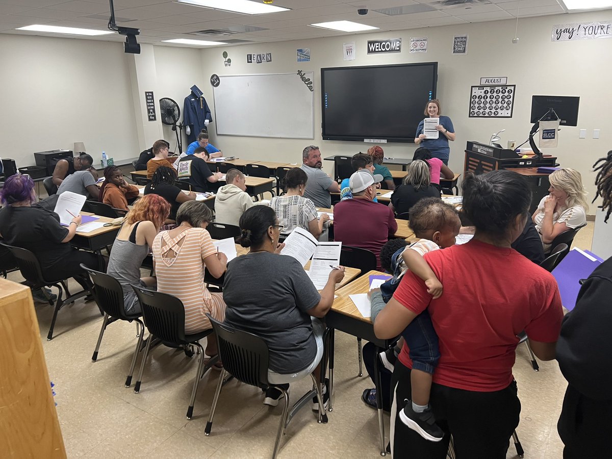 AndrePerezSLCC's tweet image. SLCC’s Adult Education team @slccadulted orients students and their parents on the value of obtaining high school equivalency and beyond! @southlacc