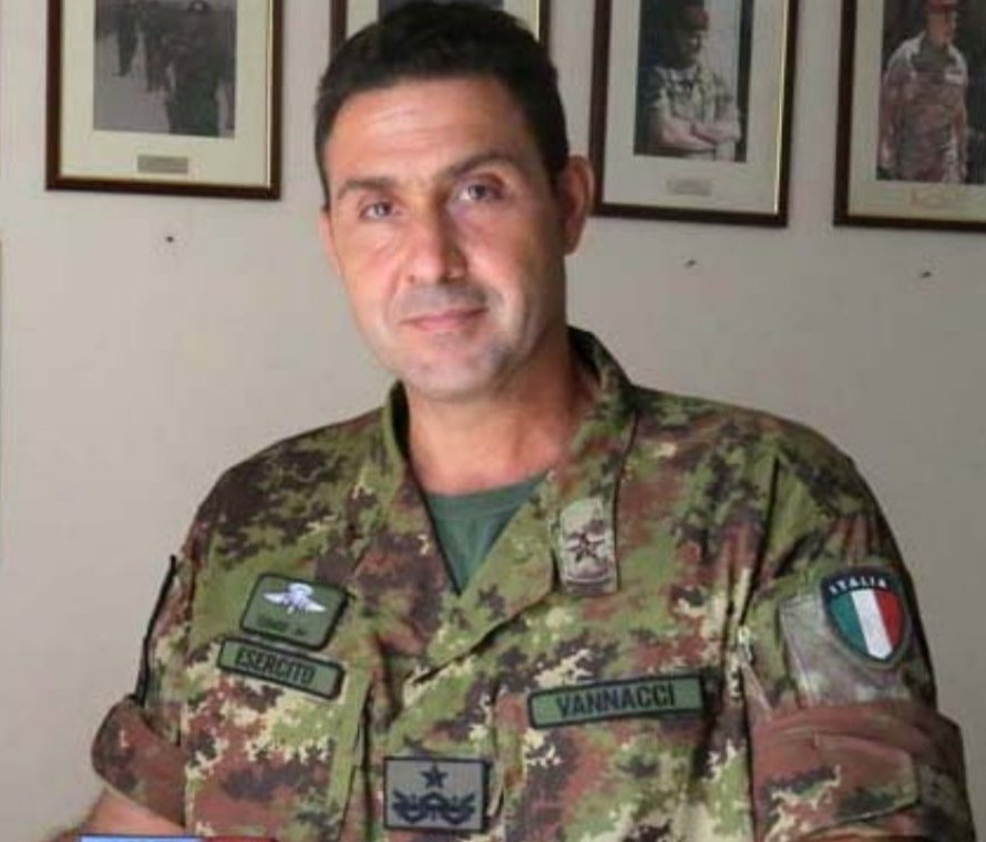 RobertoAvventu2's tweet photo. Forse uno dei pochi che ama veramente il suo paese.
E' STATO DESTITUITO DAL COMANDO 🤮👎

#Vannacci https://t.co/9iX4iNwVHB