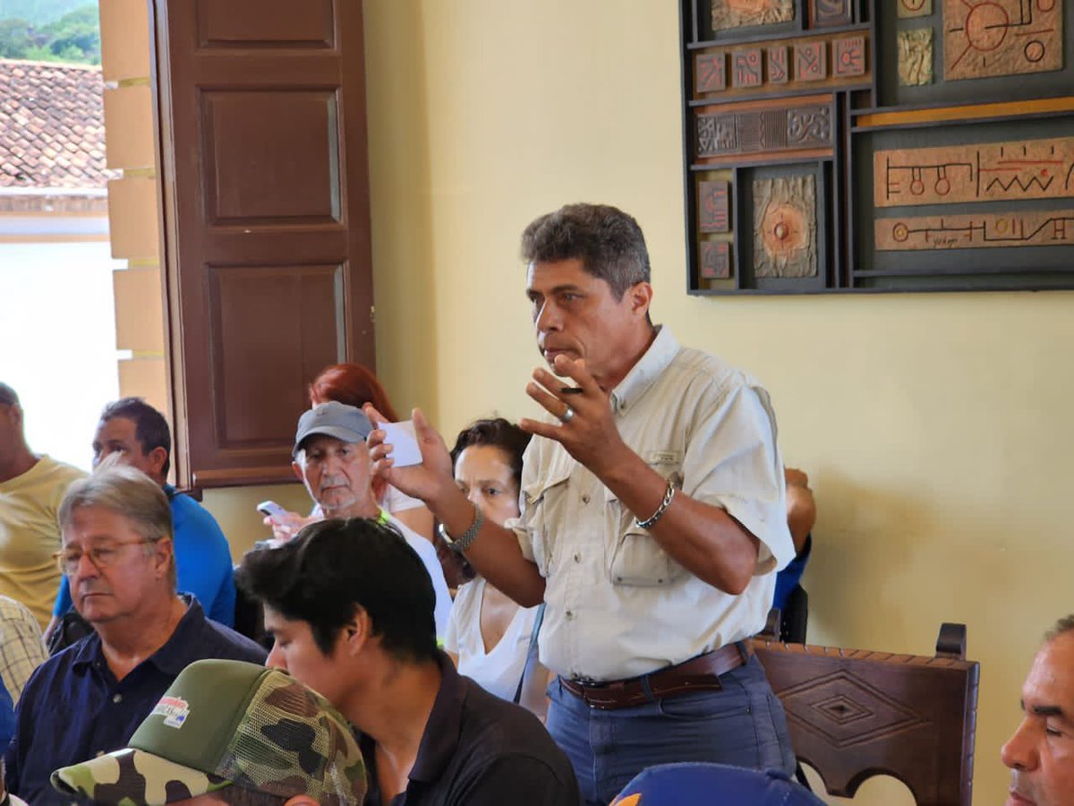 Hoy #18Agos Junto al alcalde del municipio Arismendi, <a href="/AliRomeroF/">Alí Romero Farias</a>, sostuvimos reunión con las y los productores neoespartanos sobre las IGP y el Consejo Regulador, para impulsar el Ají Margariteño, siguiendo orientaciones de mi C/J @nicolasmaduro de apoyar la producción nacional.