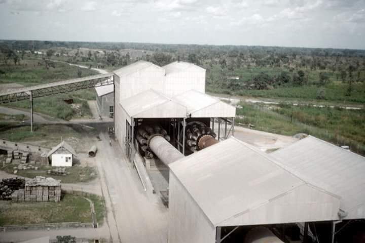 maazi_ogbonnaya's tweet photo. Nigercem was the first indigenous company, manufacturing cement in Nigeria. The company was built by the government of Eastern Region in 1957. It's located in Nkalagụ, Ebonyi State.

I have written countless times about the economic growth of the defunct Eastern Region. It was one of the fastest growing economic region in the world, competing with the Asian Tigers and the rest. 

I will address that later, for now, let me not digress.

Back to Nigercem built by the Eastern Region government. Remember, it was the first indigenous cement factory in the history of Nǐgeria.

This company employed many people and made them very wealthy in the past, during the government of Eastern region.

Last production was in Sept. 2000. Nigerian factor happened which is not far from monopolization of industry and diverse policies.

Today, Nigercem is a defunct industry.

Many stories about it. I am more interested in the history surrounding it.

I paused.