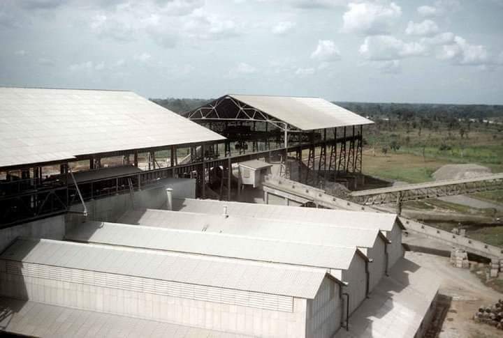 maazi_ogbonnaya's tweet photo. Nigercem was the first indigenous company, manufacturing cement in Nigeria. The company was built by the government of Eastern Region in 1957. It's located in Nkalagụ, Ebonyi State.

I have written countless times about the economic growth of the defunct Eastern Region. It was one of the fastest growing economic region in the world, competing with the Asian Tigers and the rest. 

I will address that later, for now, let me not digress.

Back to Nigercem built by the Eastern Region government. Remember, it was the first indigenous cement factory in the history of Nǐgeria.

This company employed many people and made them very wealthy in the past, during the government of Eastern region.

Last production was in Sept. 2000. Nigerian factor happened which is not far from monopolization of industry and diverse policies.

Today, Nigercem is a defunct industry.

Many stories about it. I am more interested in the history surrounding it.

I paused.