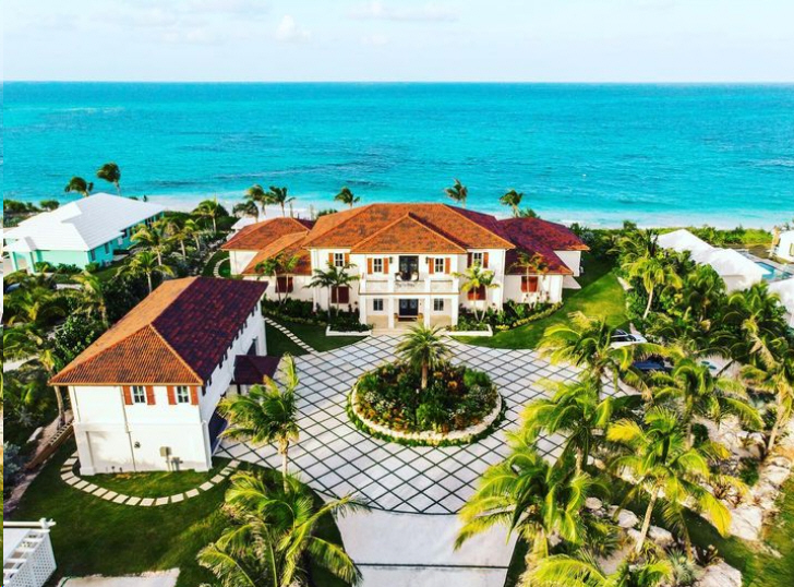 MerileeKern's tweet photo. #Feast your eyes on the incomparable #SnaresbrookManor #privatevilla situated on a private pink sand beach on the #Bahamian #island of #Eleuthera-just featured in my #TravelTrends #TVSpotlight. Watch the feature here &amp; get ready to pack your bags!! 😎☀️✈️
https://t.co/T8DmTXT2qS https://t.co/a7usOuuyYP