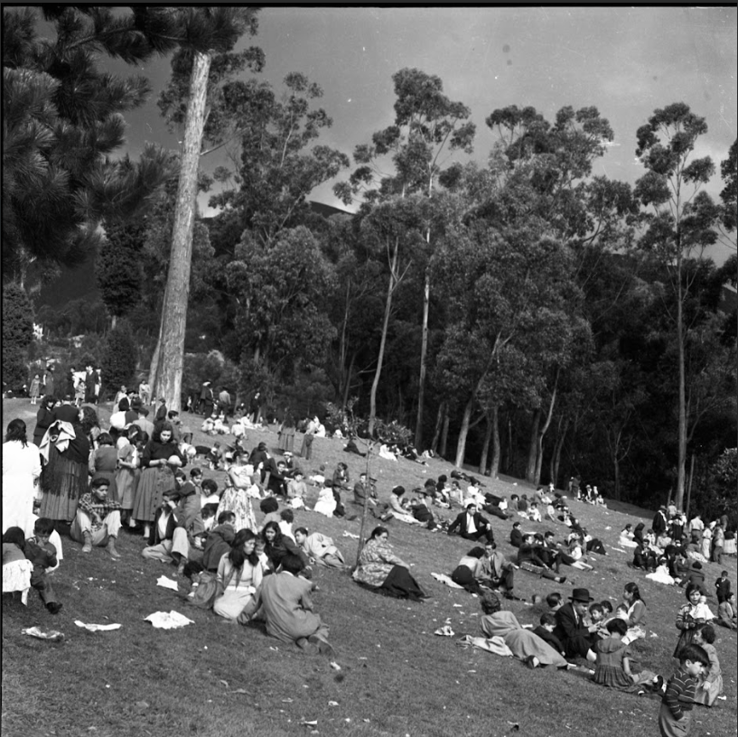 MuseodeBogota's tweet photo. 🌳¿Busca plan para el #FinDeSemana? Prográmese con la agenda de @Patrimoniobta en el Parque Nacional.
🍦😎#Parchar en el #parque es sin duda algo que hacemos desde siempre en la ciudad.
¡Qué tal estás imágenes de la colección del #Museo de #Bogotá!📲➡️https://t.co/pCL5E3aDv9 https://t.co/6QEF0UWnm0