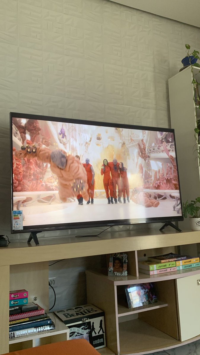 eu_Dipe's tweet image. Era pra ser só um cigarro emprestado, hoje a gente tá tirando uma TV desse tamanho 🤚           ✋ no crediário do Armazém paraíba. Te amo moh.